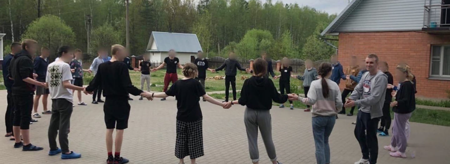 Реабилитация зависимых в клинике Люди встали в круг и держатся за руки