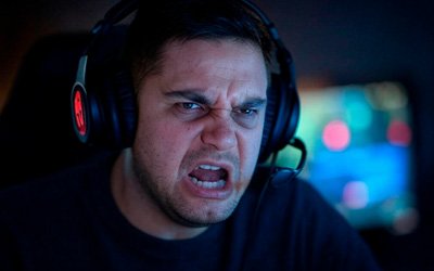 Мужчина в наушниках