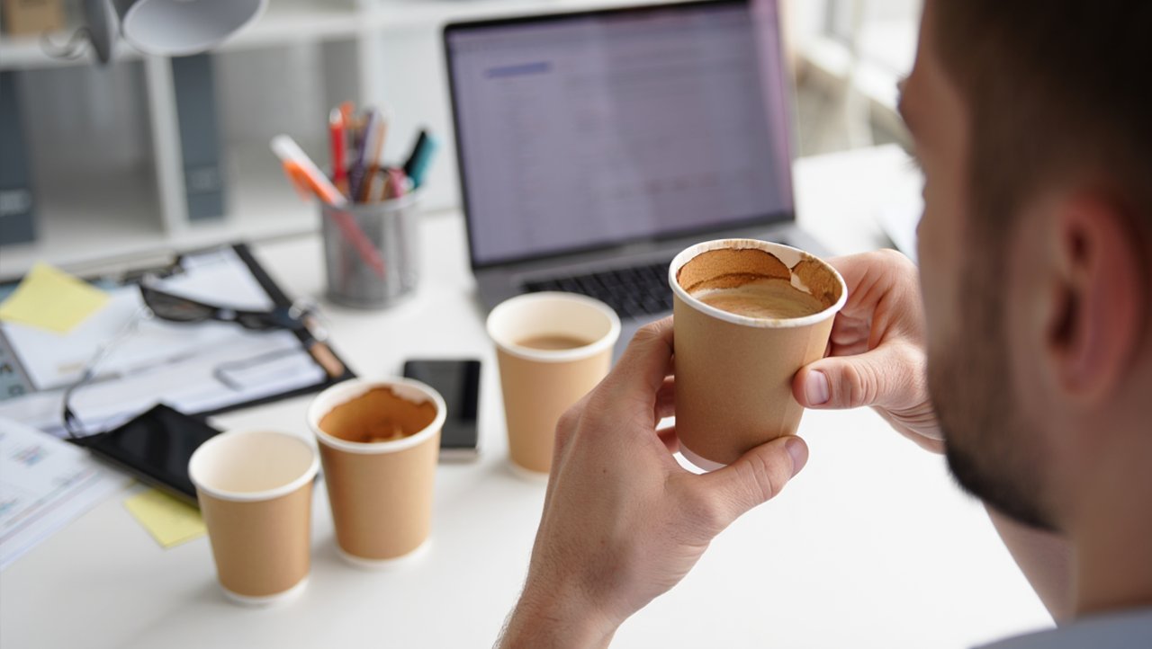 Много кружек от кофе на рабочем месте