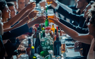 Люди в компании выпивают