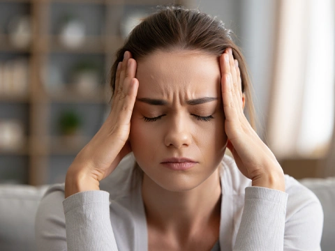 Девушка держится за голову