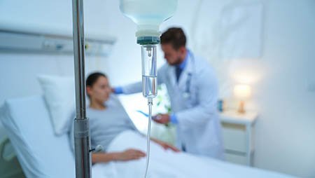 Капельница на фоне пациента и врача