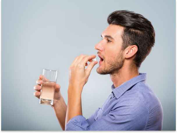 Мужчина пьет таблетки Мужчина пьет таблетки