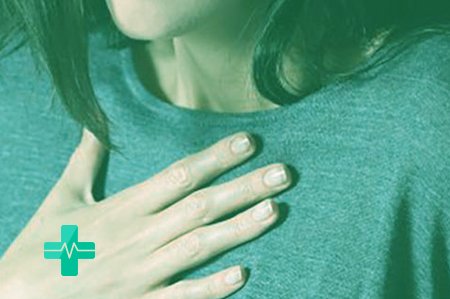 Девушка держится за грудь