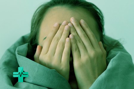 Девушка закрывает лицо