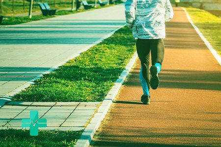 Мужчина занимается спортом