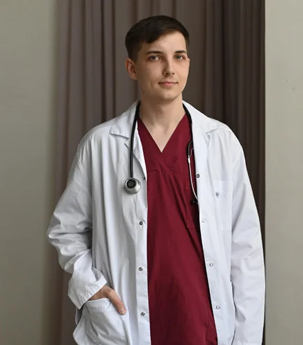 доктор смотрит в камеру