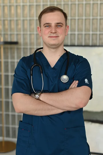 доктор смотрит в камеру