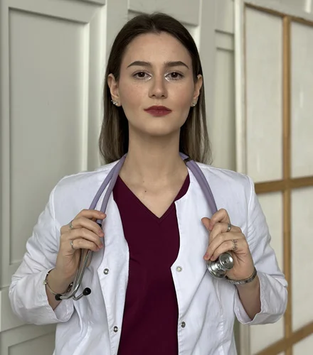 доктор смотрит в камеру