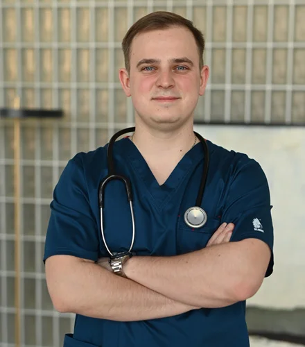 доктор смотрит в камеру