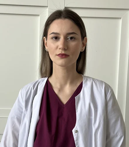 доктор смотрит в камеру