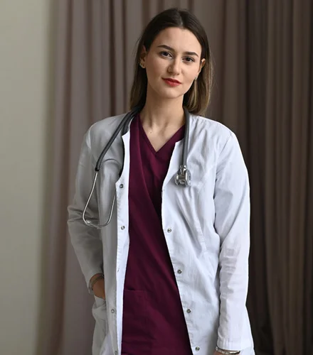 доктор смотрит в камеру