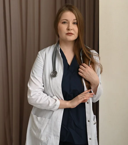 доктор смотрит в камеру