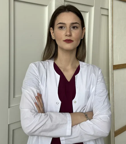 доктор смотрит в камеру