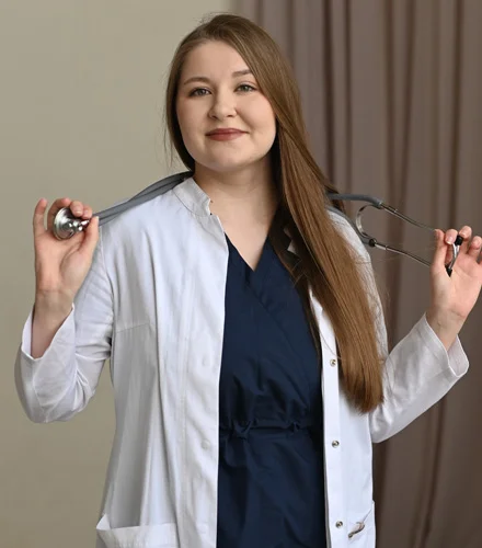 доктор смотрит в камеру