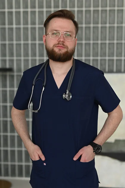 доктор смотрит в камеру