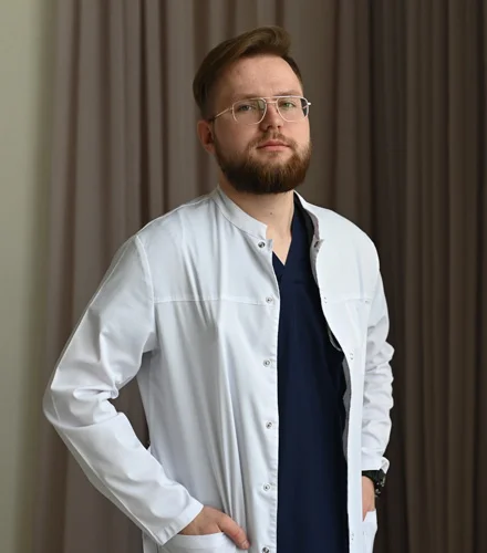 доктор смотрит в камеру