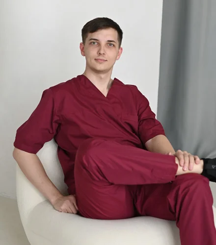 доктор смотрит в камеру