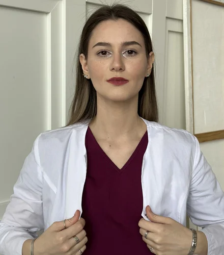 доктор смотрит в камеру