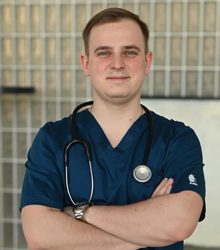 доктор смотрит в камеру