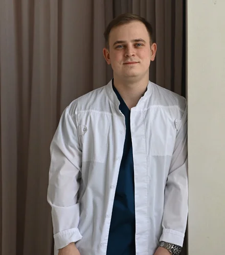 доктор смотрит в камеру