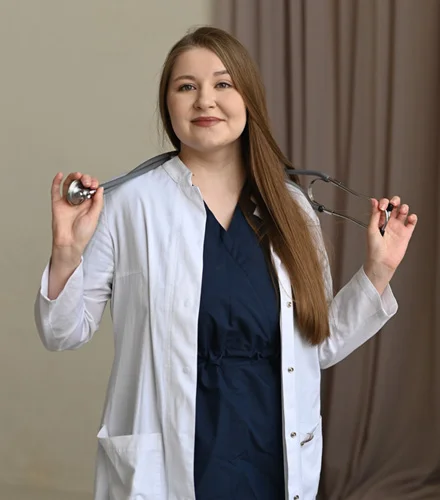 доктор смотрит в камеру