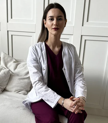 доктор смотрит в камеру