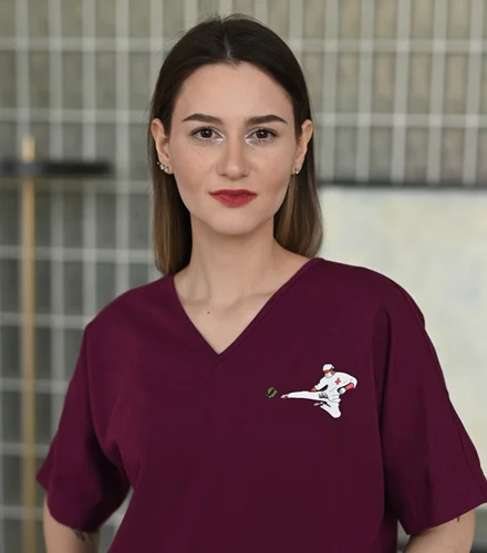 доктор смотрит в камеру