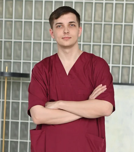 доктор смотрит в камеру