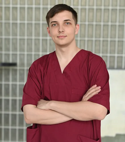 доктор смотрит в камеру