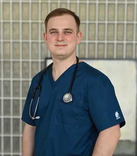 доктор смотрит в камеру