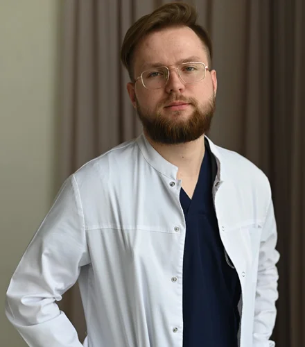 доктор смотрит в камеру