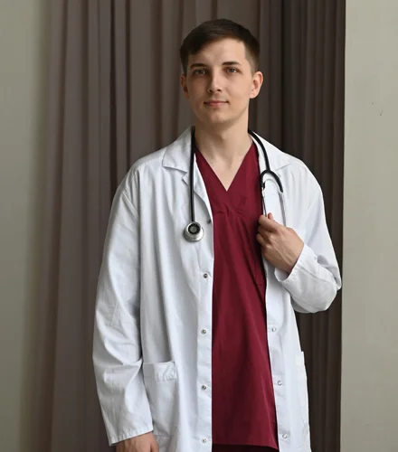 доктор смотрит в камеру