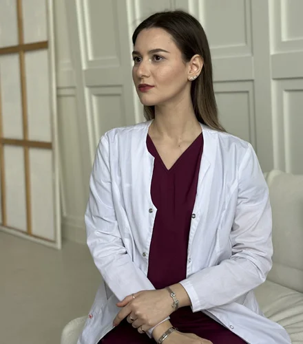 доктор смотрит в сторону